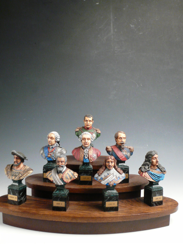 PRESENTOIR 8 BUSTES SOUVERAINS